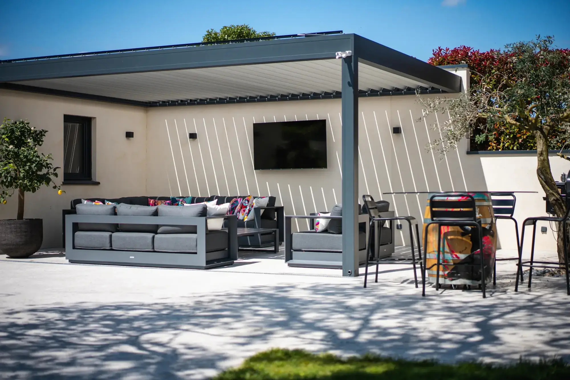 Pergola bioclimatique : comment choisir le bon modèle pour votre terrasse ?