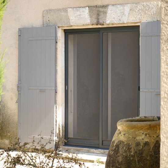 Moustiquaires : bien choisir pour protéger sa maison sans renoncer à l'air frais