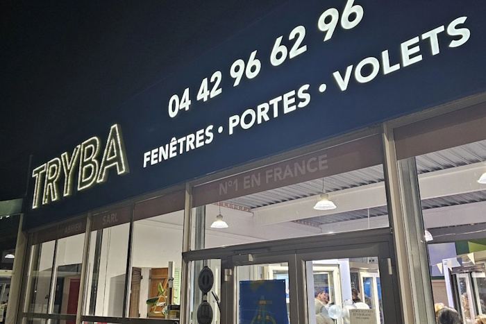 Conseiller Tryba Saint-Cannat en visite chez un client pour devis menuiserie Aix-en-Provence