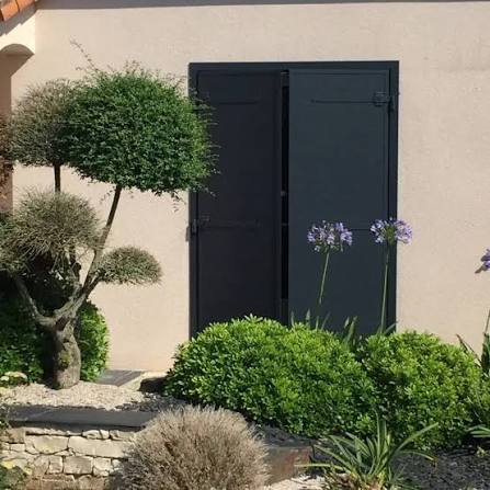 Volets battants aluminium gris anthracite posés sur une façade