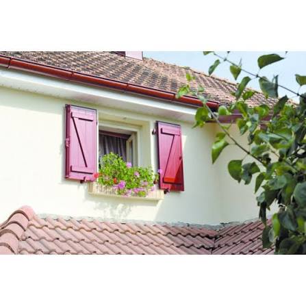 Volets battants aluminium rose-bordeaux posés sur une façade