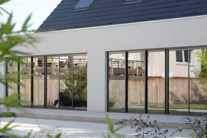 Fenêtres double vitrage aluminium TRYBA posées sur façade de maison à Saint-Cannat