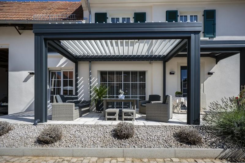 Pergola bioclimatique à lames orientables TRYBA installée sur terrasse à Salon-de-Provence